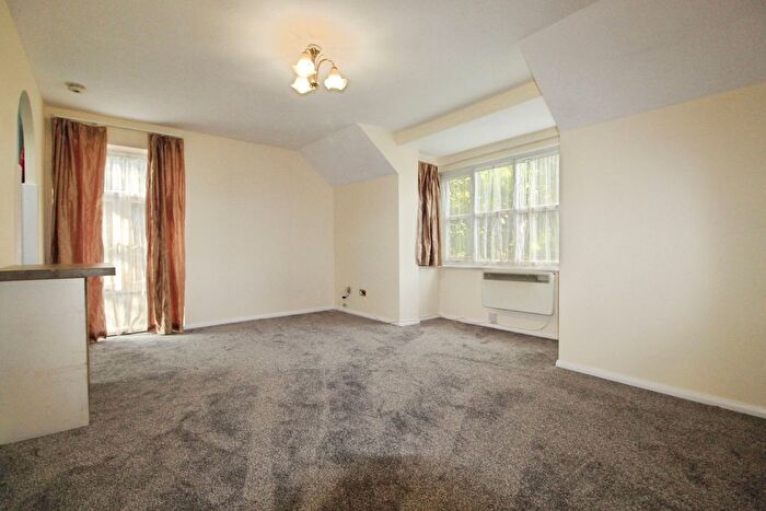 1 Bedroom Studio To Rent In Colwyn Green, Snowdon Drive, Kingsbury, NW9