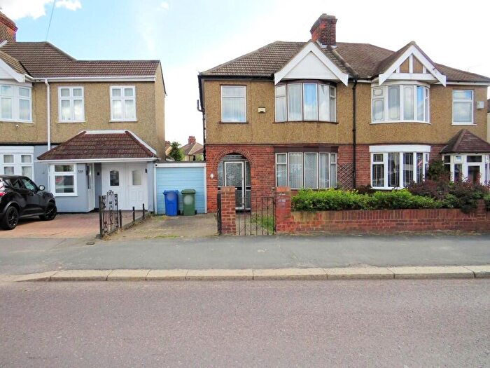 3 Bedroom Semi Detached House For Sale In Southend Road, Grays, Essex, RM17