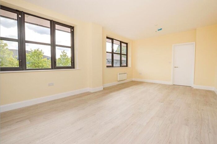2 Bedroom Flat To Rent In Tolpits Lane, Watford, WD18