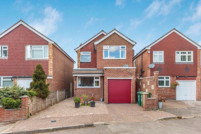 3 Bedroom Detached House For Sale In Beaumont Drive, Ashford, TW15