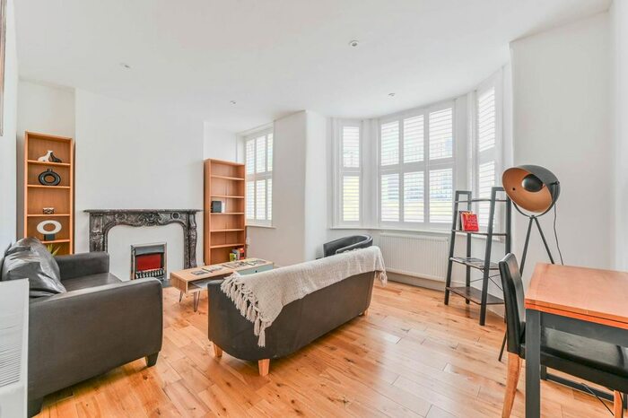 3 Bedroom Flat To Rent In Elsynge Road Mansions, Clapham Junction, London, SW18