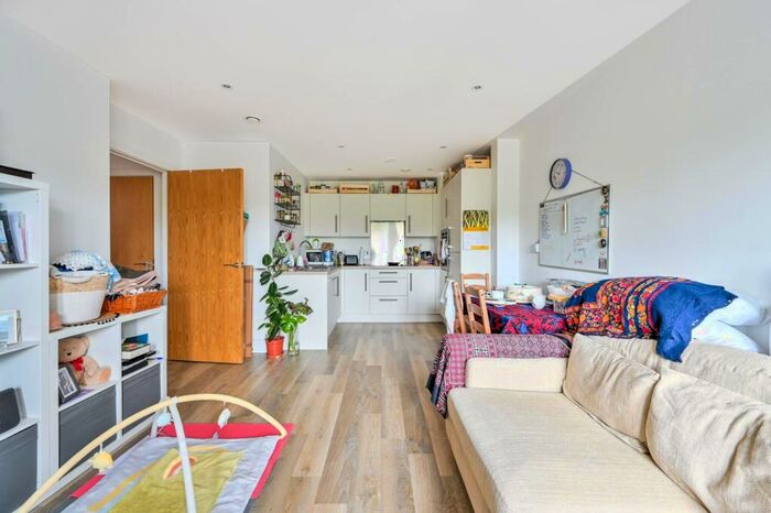 2 Bedroom Flat To Rent In Station View, Guildford, GU1