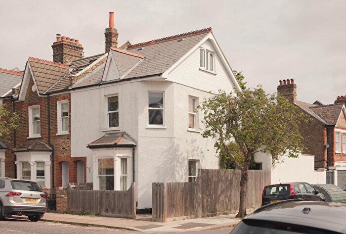 3 Bedroom Maisonette For Sale In Ground Floor Flat, Rye Road, Nunhead, London, SE15