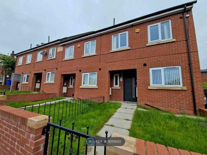 4 Bedroom Semi-Detached House To Rent In Charnley Mews, Whitefield, M45