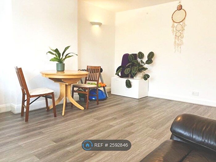 2 Bedroom Flat To Rent In Malcolm Court, London, NW4