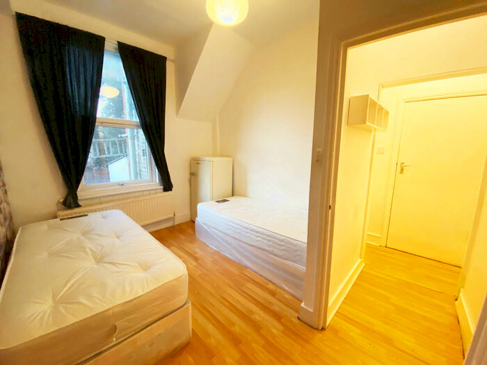 Studio To Rent In Hillside Road, London, N15