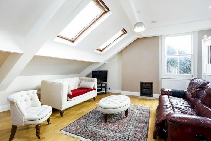 3 Bedroom Flat To Rent In Edge Hill, London, SW19