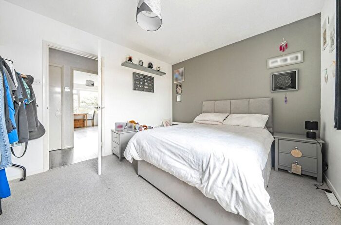 1 Bedroom Flat For Sale In Guildford, Surrey, GU4