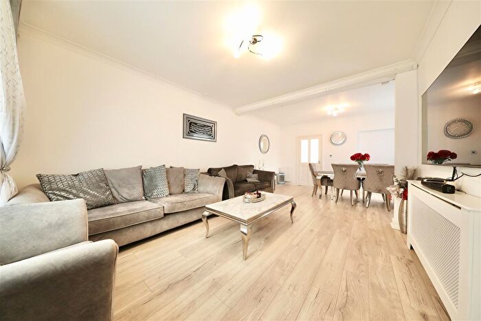 3 Bedroom Semi-detached House For Sale In Ormerod Road, Hull, HU5