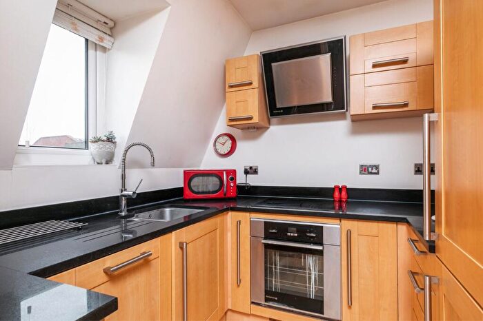 2 Bedroom Flat For Sale In Fraser Gardens, Winchester, SO22