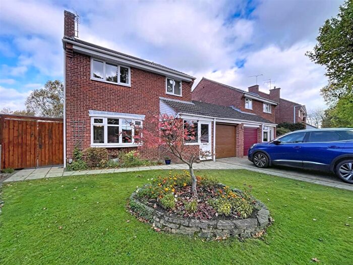 4 Bedroom Link Detached House For Sale In Leyes Lane, Kenilworth, CV8