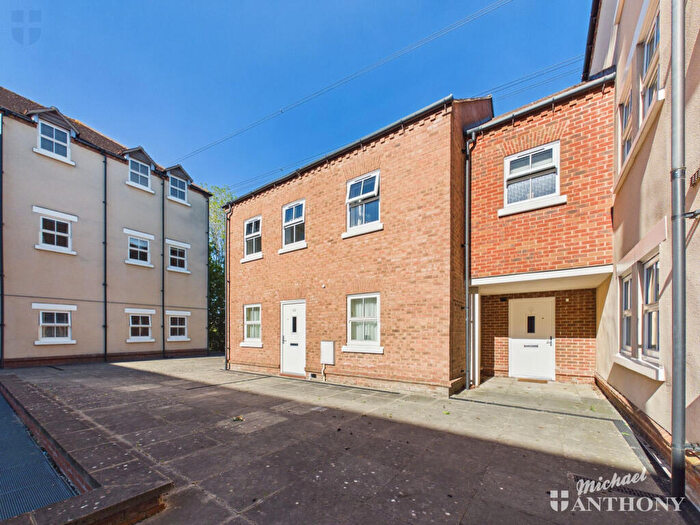 2 Bedroom Maisonette For Sale In Pine Street, Aylesbury, HP19