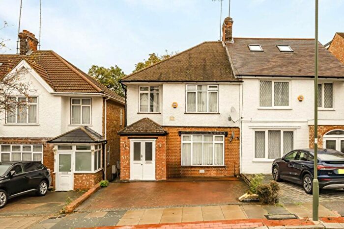 3 Bedroom Semi Detached House To Rent In Nethercourt Avenue, Finchley, N3
