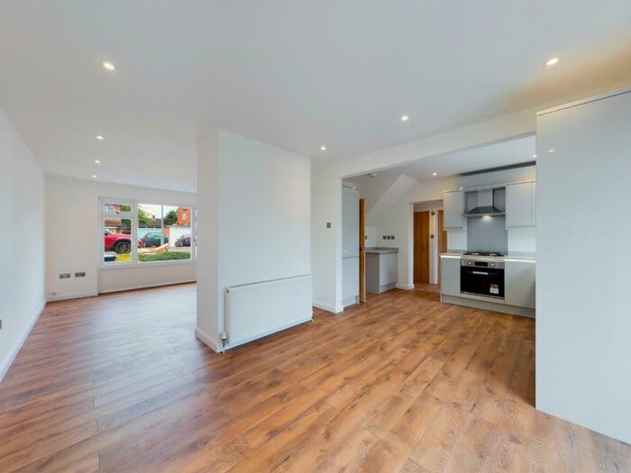 3 Bedroom Semi-Detached House To Rent In Derwent Road, Hemel Hempstead, Hertfordshire, HP3