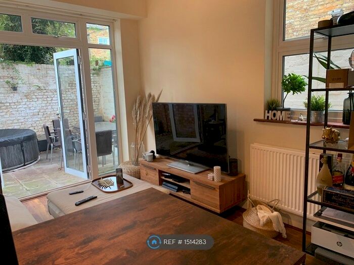 2 Bedroom Flat To Rent In Shepherds Bush, London, W12