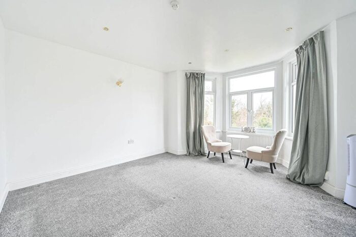3 Bedroom Flat To Rent In Chatsworth Road, Mapesbury Estate, London, NW2