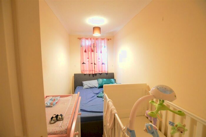 2 Bedroom Flat To Rent In Alder Close, Slough, SL1