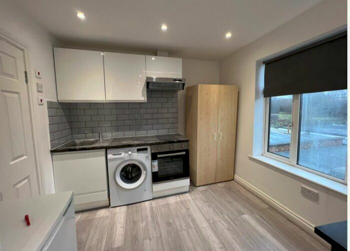 Studio To Rent In Great North Way, London, NW4