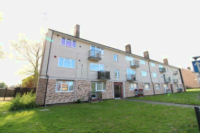 2 Bedroom Apartment To Rent In Longfield Crescent, Tadworth, Surrey, KT20