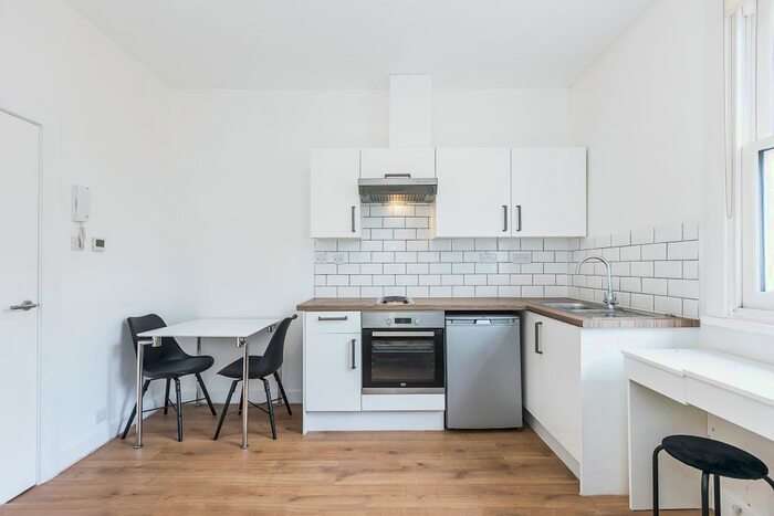 Studio To Rent In Warwick Road, London, SW5