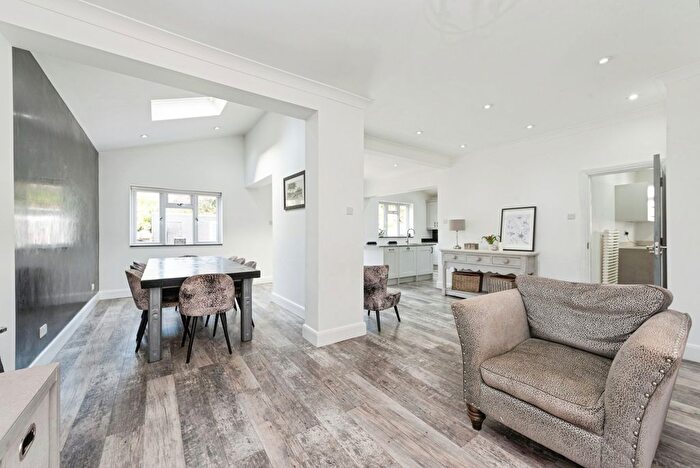 5 Bedroom Detached House For Sale In Lynwood Drive, Worcester Park, KT4