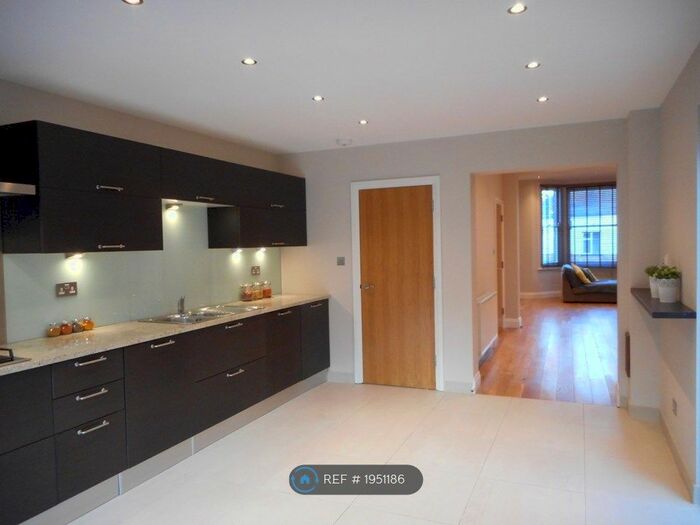 4 Bedroom Semi-Detached House To Rent In Warwick Road, Barnet, EN5