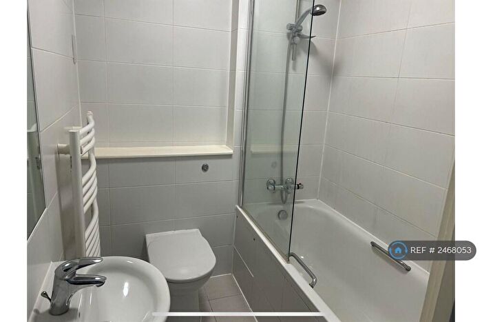 1 Bedroom Flat To Rent In Orchard Court, Potters Bar, EN6