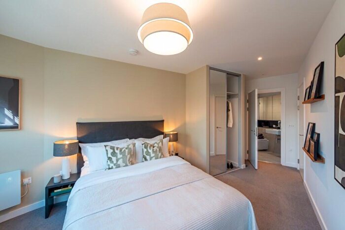 2 Bedroom Apartment To Rent In The Octagon, Birmingham, B3