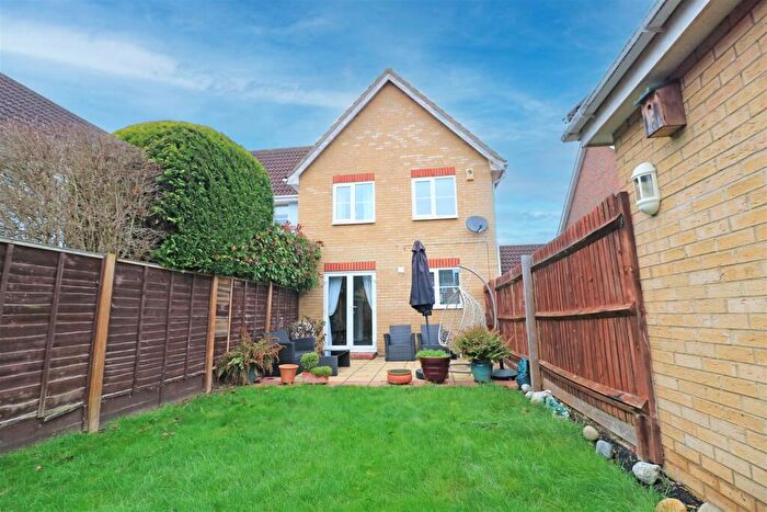 3 Bedroom Semi-Detached House For Sale In Yonge Close, Boreham, Chelmsford, CM3