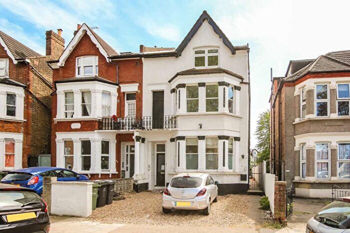 3 Bedroom Flat To Rent In Oakdale Road, Oakdale Road, SW16