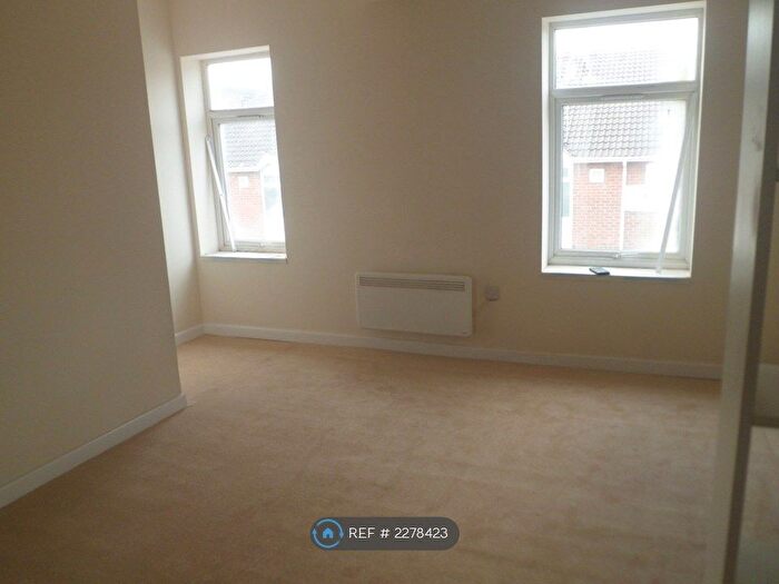 2 Bedroom Flat To Rent In High Street, New Whittington, Chesterfield, S43
