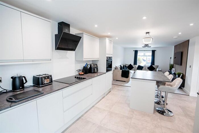 3 Bedroom End Of Terrace House For Sale In Hillcrest Drive, Queensbury, Bradford, BD13