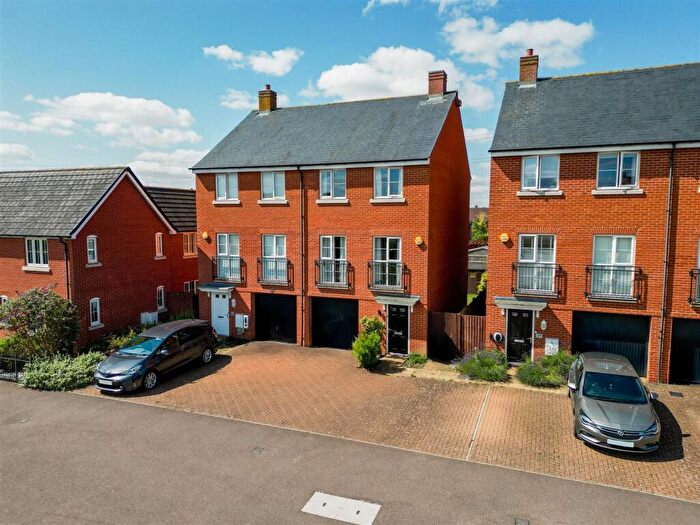 4 Bedroom Semi-Detached House For Sale In Redcurrant Avenue, Aylesbury, HP18