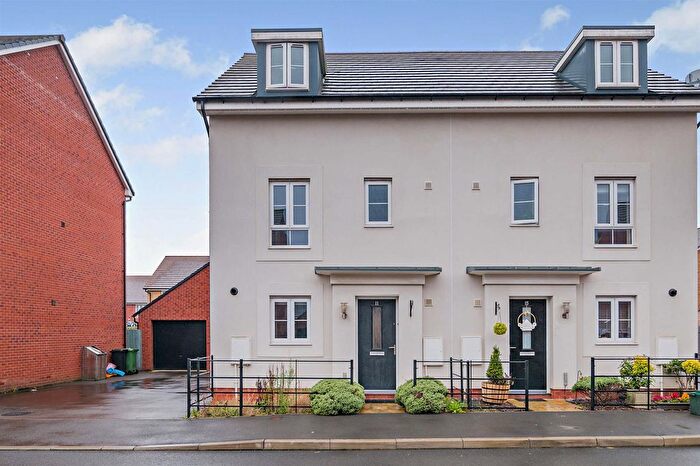 4 Bedroom Semi-Detached House For Sale In First Field Way, Patchway, BS34