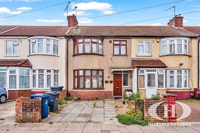 3 Bedroom Terraced House For Sale In Sunnycroft Road, Southall, UB1