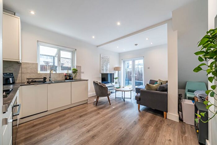 2 Bedroom Flat For Sale In Delia Street, London, SW18