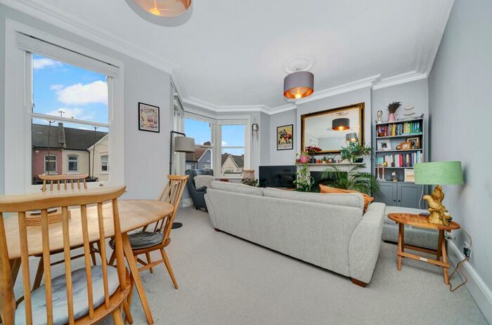 2 Bedroom Flat To Rent In Wightman Road, Harringey, N8