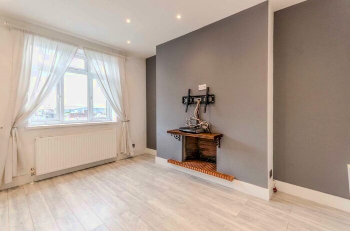 2 Bedroom Flat To Rent In Pentonville Road, Islington, London, N1