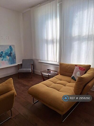 2 Bedroom Flat To Rent In Campden, London, CR2