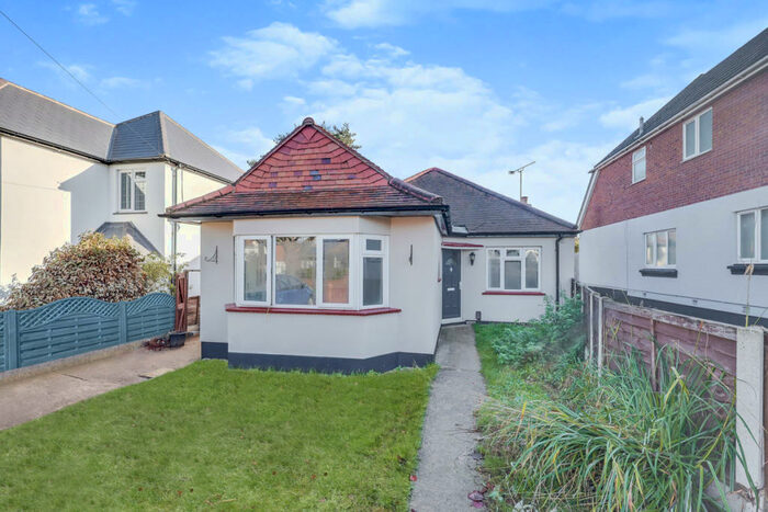 3 Bedroom Detached Bungalow To Rent In Westbourne Grove, Westcliff-on-sea, SS0