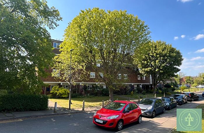 2 Bedroom Flat For Sale In Brownswell Road, N2