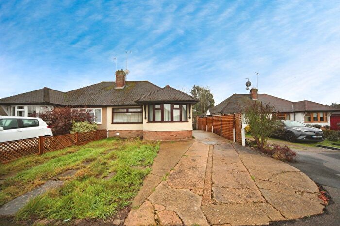 2 Bedroom Semi-Detached Bungalow For Sale In Hathaway Close, Luton, LU4