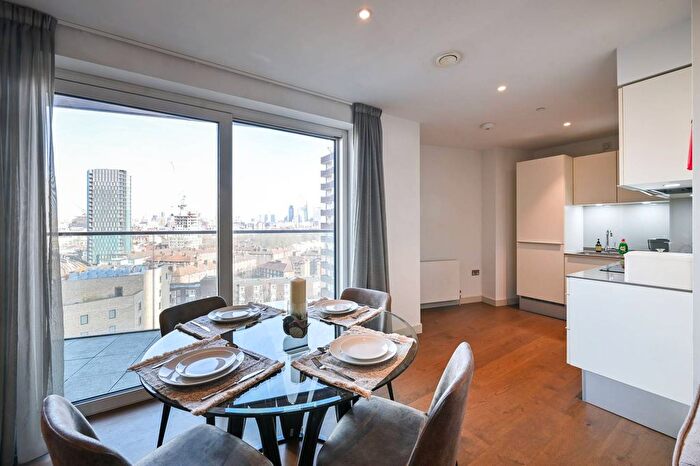 2 Bedroom Flat To Rent In Elephant Road, Elephant And Castle, London, SE17