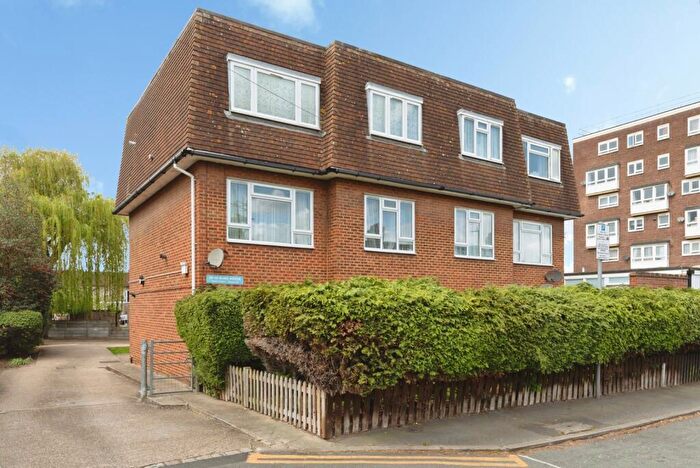 1 Bedroom Flat For Sale In Blake Avenue, Barking, IG11