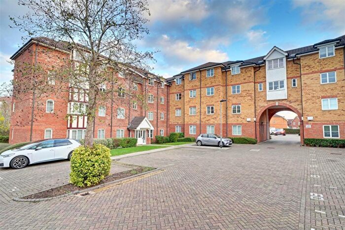2 Bedroom Flat For Sale In Yukon Road, Broxbourne, EN10