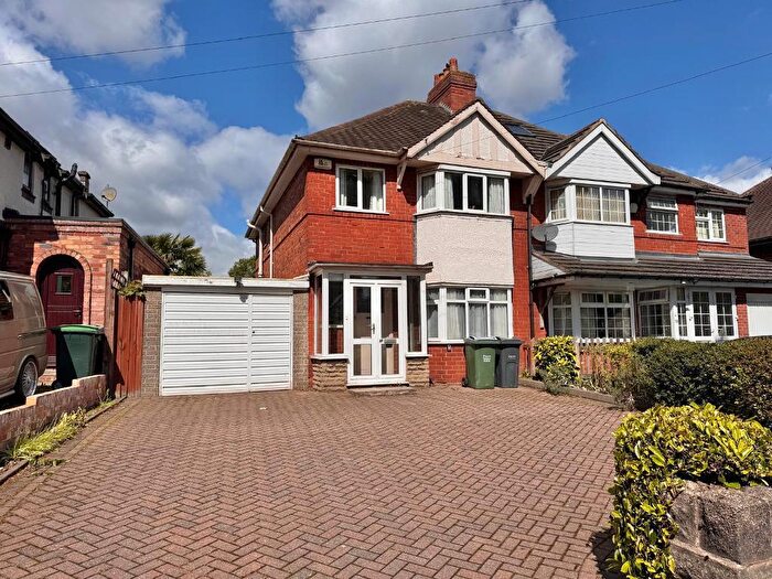3 Bedroom Semi-Detached House For Sale In Hollyhedge Road, West Bromwich, West Midlands, B71