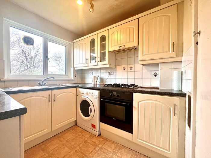 2 Bedroom Maisonette To Rent In Turnpike Link, Croydon, CR0