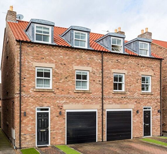 4 Bedroom Semi-detached House For Sale In Pulleyn Mews, York, YO30