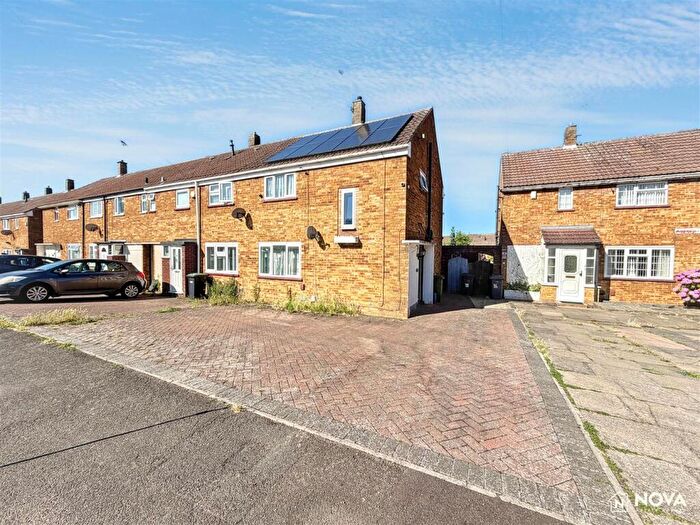 3 Bedroom House To Rent In Garretts Mead, Luton, LU2