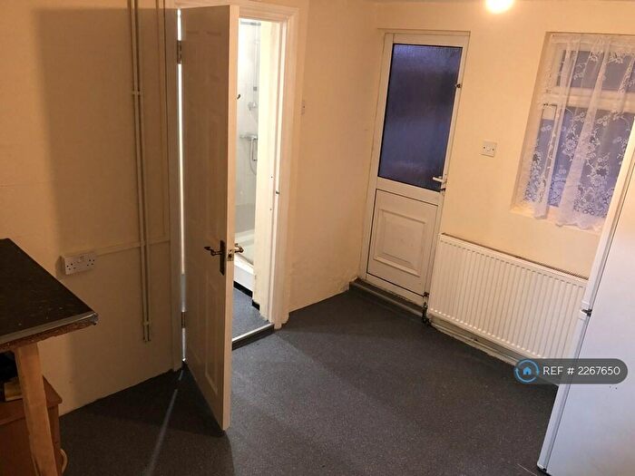 2 Bedroom Flat To Rent In Manor Park, London, E12